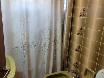 PISO DE 3 AMBIENTES CON DEPENDENCIA, BALCÓN CORRIDO Y ESPACIO GUARDACOCHE!!