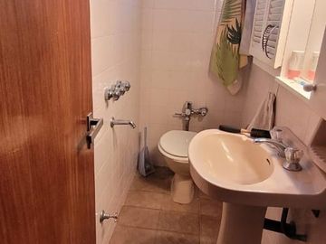 PISO DE 3 AMBIENTES CON DEPENDENCIA, BALCÓN CORRIDO Y ESPACIO GUARDACOCHE!!