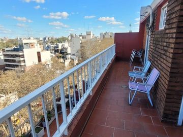 PISO DE 3 AMBIENTES CON DEPENDENCIA, BALCÓN CORRIDO Y ESPACIO GUARDACOCHE!!