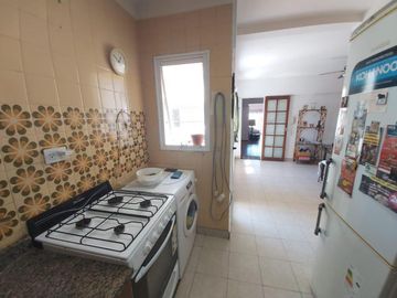 PISO DE 3 AMBIENTES CON DEPENDENCIA, BALCÓN CORRIDO Y ESPACIO GUARDACOCHE!!