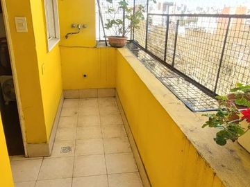 PISO DE 3 AMBIENTES CON DEPENDENCIA, BALCÓN CORRIDO Y ESPACIO GUARDACOCHE!!