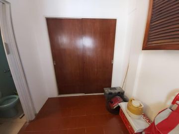 PISO DE 3 AMBIENTES CON DEPENDENCIA, BALCÓN CORRIDO Y ESPACIO GUARDACOCHE!!