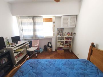 PISO DE 3 AMBIENTES CON DEPENDENCIA, BALCÓN CORRIDO Y ESPACIO GUARDACOCHE!!
