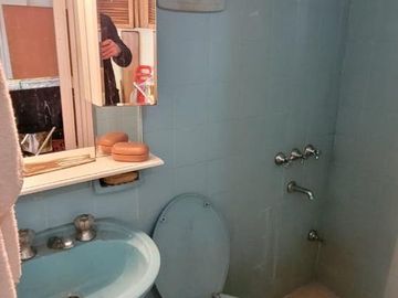 PISO DE 3 AMBIENTES CON DEPENDENCIA, BALCÓN CORRIDO Y ESPACIO GUARDACOCHE!!