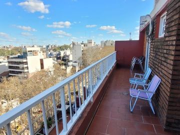 PISO DE 3 AMBIENTES CON DEPENDENCIA, BALCÓN CORRIDO Y ESPACIO GUARDACOCHE!!