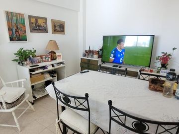 PISO DE 3 AMBIENTES CON DEPENDENCIA, BALCÓN CORRIDO Y ESPACIO GUARDACOCHE!!