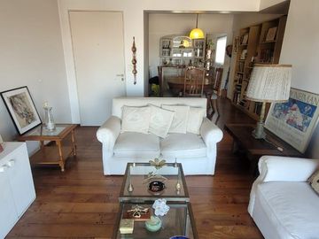 PISO DE 3 AMBIENTES CON DEPENDENCIA, BALCÓN CORRIDO Y ESPACIO GUARDACOCHE!!