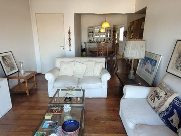 PISO DE 3 AMBIENTES CON DEPENDENCIA, BALCÓN CORRIDO Y ESPACIO GUARDACOCHE!!