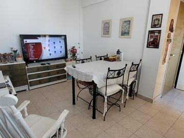 PISO DE 3 AMBIENTES CON DEPENDENCIA, BALCÓN CORRIDO Y ESPACIO GUARDACOCHE!!