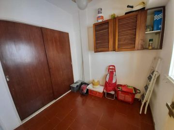PISO DE 3 AMBIENTES CON DEPENDENCIA, BALCÓN CORRIDO Y ESPACIO GUARDACOCHE!!