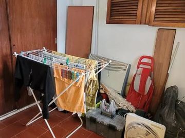 PISO DE 3 AMBIENTES CON DEPENDENCIA, BALCÓN CORRIDO Y ESPACIO GUARDACOCHE!!