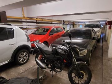 PISO DE 3 AMBIENTES CON DEPENDENCIA, BALCÓN CORRIDO Y ESPACIO GUARDACOCHE!!