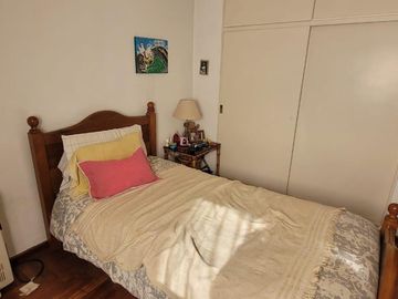 PISO DE 3 AMBIENTES CON DEPENDENCIA, BALCÓN CORRIDO Y ESPACIO GUARDACOCHE!!