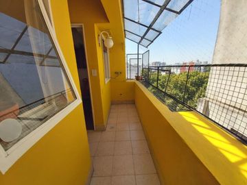 PISO DE 3 AMBIENTES CON DEPENDENCIA, BALCÓN CORRIDO Y ESPACIO GUARDACOCHE!!