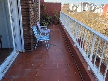 PISO DE 3 AMBIENTES CON DEPENDENCIA, BALCÓN CORRIDO Y ESPACIO GUARDACOCHE!!