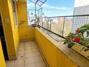 PISO DE 3 AMBIENTES CON DEPENDENCIA, BALCÓN CORRIDO Y ESPACIO GUARDACOCHE!!