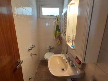 PISO DE 3 AMBIENTES CON DEPENDENCIA, BALCÓN CORRIDO Y ESPACIO GUARDACOCHE!!