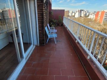 PISO DE 3 AMBIENTES CON DEPENDENCIA, BALCÓN CORRIDO Y ESPACIO GUARDACOCHE!!