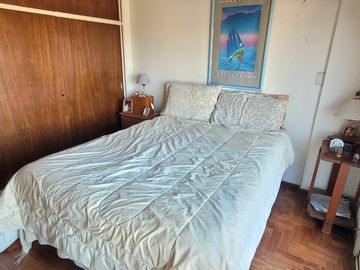 PISO DE 3 AMBIENTES CON DEPENDENCIA, BALCÓN CORRIDO Y ESPACIO GUARDACOCHE!!