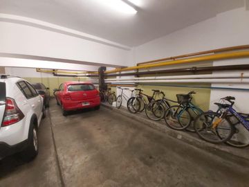 PISO DE 3 AMBIENTES CON DEPENDENCIA, BALCÓN CORRIDO Y ESPACIO GUARDACOCHE!!