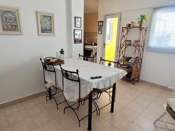 PISO DE 3 AMBIENTES CON DEPENDENCIA, BALCÓN CORRIDO Y ESPACIO GUARDACOCHE!!