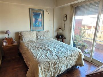 PISO DE 3 AMBIENTES CON DEPENDENCIA, BALCÓN CORRIDO Y ESPACIO GUARDACOCHE!!