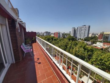PISO DE 3 AMBIENTES CON DEPENDENCIA, BALCÓN CORRIDO Y ESPACIO GUARDACOCHE!!