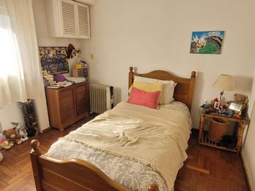 PISO DE 3 AMBIENTES CON DEPENDENCIA, BALCÓN CORRIDO Y ESPACIO GUARDACOCHE!!