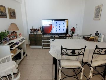 PISO DE 3 AMBIENTES CON DEPENDENCIA, BALCÓN CORRIDO Y ESPACIO GUARDACOCHE!!