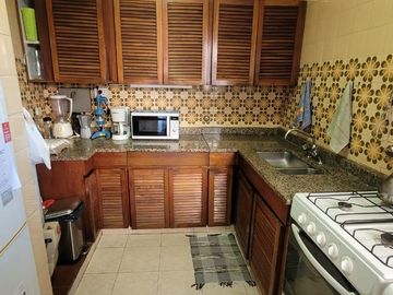 PISO DE 3 AMBIENTES CON DEPENDENCIA, BALCÓN CORRIDO Y ESPACIO GUARDACOCHE!!