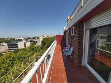 PISO DE 3 AMBIENTES CON DEPENDENCIA, BALCÓN CORRIDO Y ESPACIO GUARDACOCHE!!