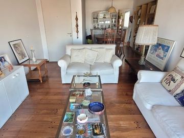 PISO DE 3 AMBIENTES CON DEPENDENCIA, BALCÓN CORRIDO Y ESPACIO GUARDACOCHE!!