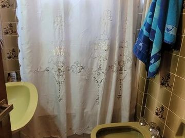 PISO DE 3 AMBIENTES CON DEPENDENCIA, BALCÓN CORRIDO Y ESPACIO GUARDACOCHE!!