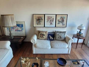 PISO DE 3 AMBIENTES CON DEPENDENCIA, BALCÓN CORRIDO Y ESPACIO GUARDACOCHE!!