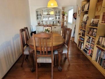 PISO DE 3 AMBIENTES CON DEPENDENCIA, BALCÓN CORRIDO Y ESPACIO GUARDACOCHE!!