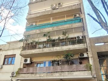 PISO DE 3 AMBIENTES CON DEPENDENCIA, BALCÓN CORRIDO Y ESPACIO GUARDACOCHE!!