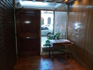 PISO DE 3 AMBIENTES CON DEPENDENCIA, BALCÓN CORRIDO Y ESPACIO GUARDACOCHE!!