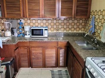 PISO DE 3 AMBIENTES CON DEPENDENCIA, BALCÓN CORRIDO Y ESPACIO GUARDACOCHE!!