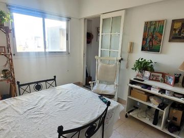 PISO DE 3 AMBIENTES CON DEPENDENCIA, BALCÓN CORRIDO Y ESPACIO GUARDACOCHE!!