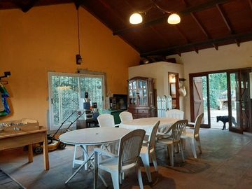 Excelente casa quinta sobre lote de 6615 mts2