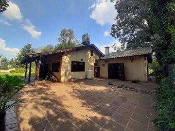 Excelente casa quinta sobre lote de 6615 mts2