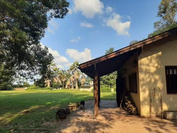 Excelente casa quinta sobre lote de 6615 mts2