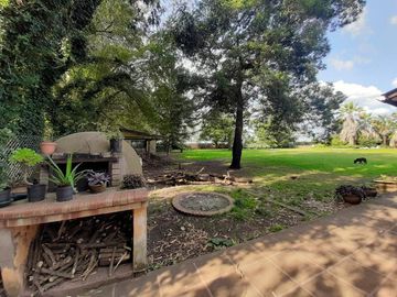 Excelente casa quinta sobre lote de 6615 mts2