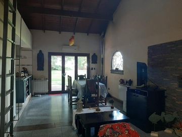 Excelente casa quinta sobre lote de 6615 mts2