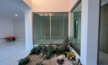 Casa en Tres Marías: 4 Recámaras, Estudio