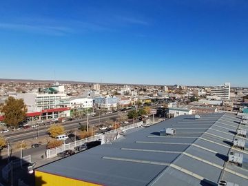 VENTA: SEMIPISO  2 DORM C/BALCON Y COCHERA - APTO A CREDITO - AREA CENTRO SUR - NQN CAP.