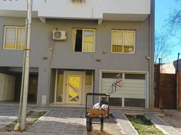 VENTA: SEMIPISO  2 DORM C/BALCON Y COCHERA - APTO A CREDITO - AREA CENTRO SUR - NQN CAP.