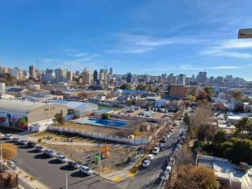 VENTA: SEMIPISO  2 DORM C/BALCON Y COCHERA - APTO A CREDITO - AREA CENTRO SUR - NQN CAP.