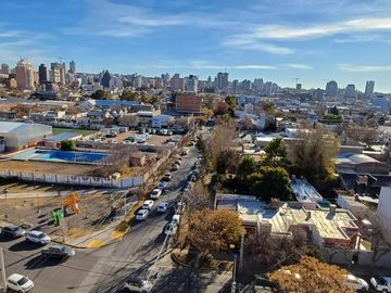 VENTA: SEMIPISO  2 DORM C/BALCON Y COCHERA - APTO A CREDITO - AREA CENTRO SUR - NQN CAP.