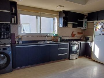 VENTA: SEMIPISO  2 DORM C/BALCON Y COCHERA - APTO A CREDITO - AREA CENTRO SUR - NQN CAP.